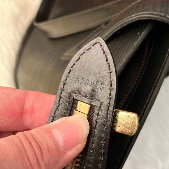 LOUIS VUITTON black Epi Saint Jacques in excellent condition. Authenticated - Picture 15 of 17